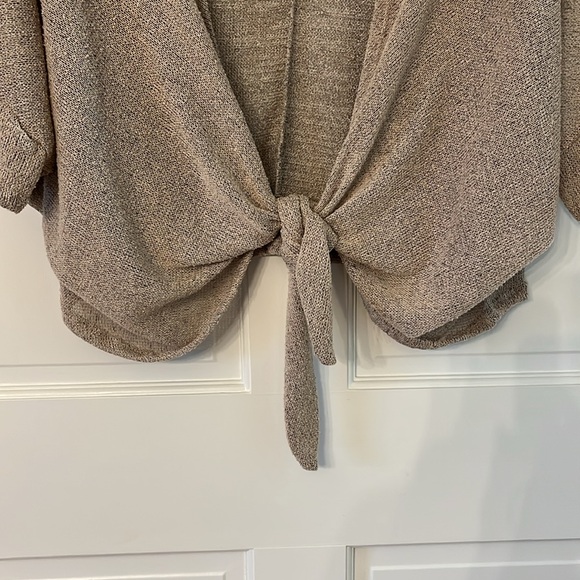 NWT Lightweight Sweater that Ties in the Front - Picture 2 of 7